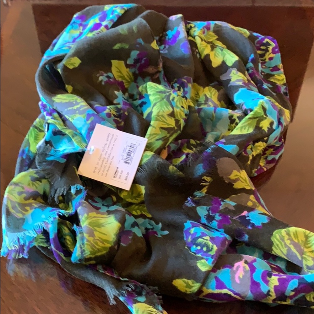 *NWT* Beautiful Floral Scarf